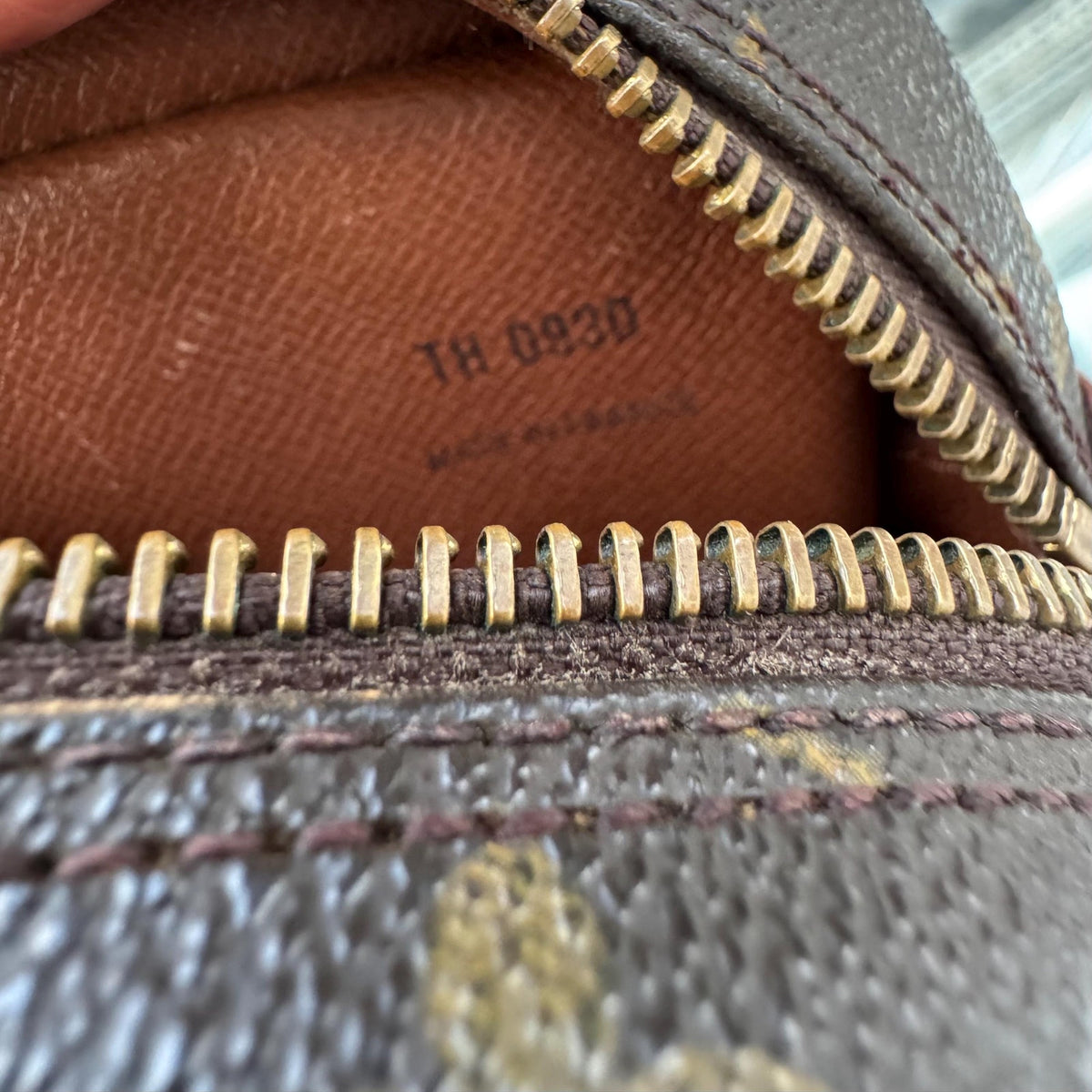 LOUIS VUITTON Compiegne 23 Clutch