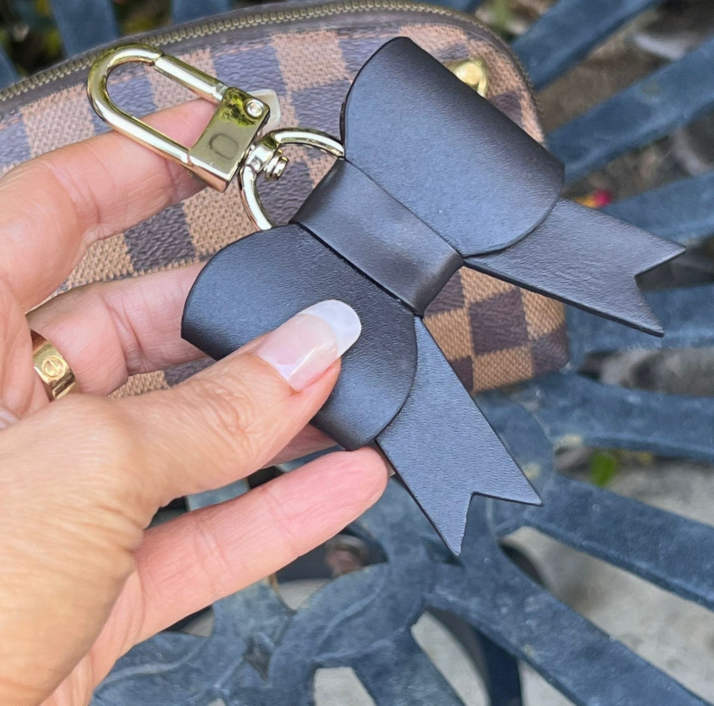 BOW BAG CHARM Dark Brown Ebene