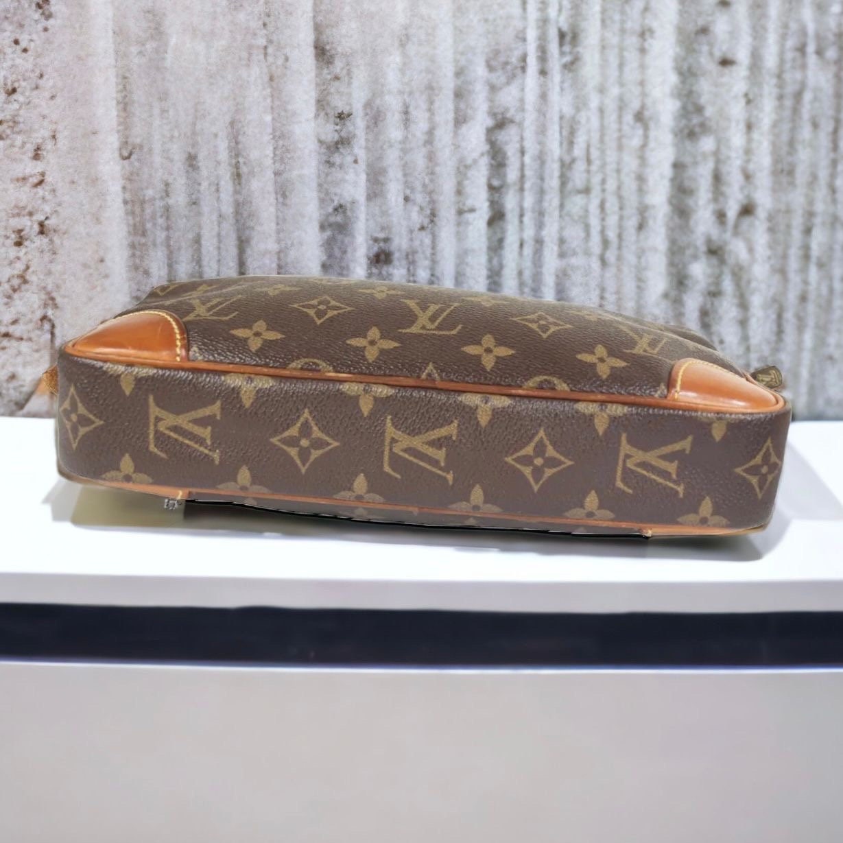 LOUIS VUITTON Marly Dragonne Clutch