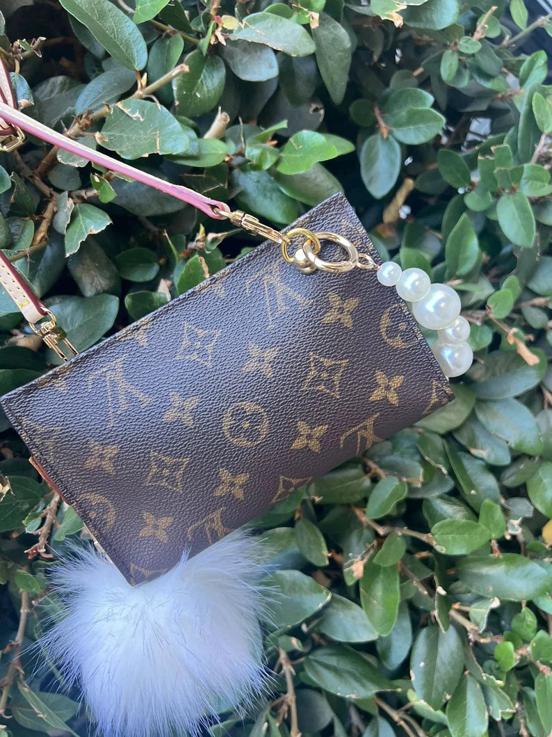LOUIS VUITTON POUCH + Complimentary Accessories