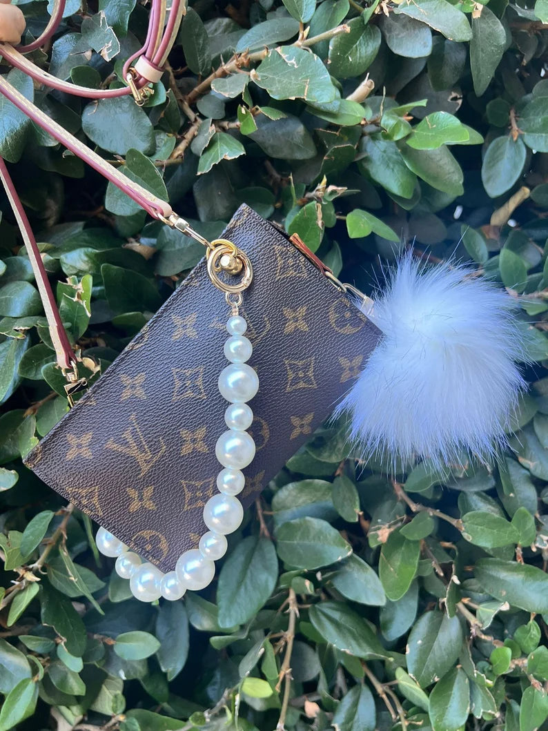 LOUIS VUITTON POUCH + Complimentary Accessories
