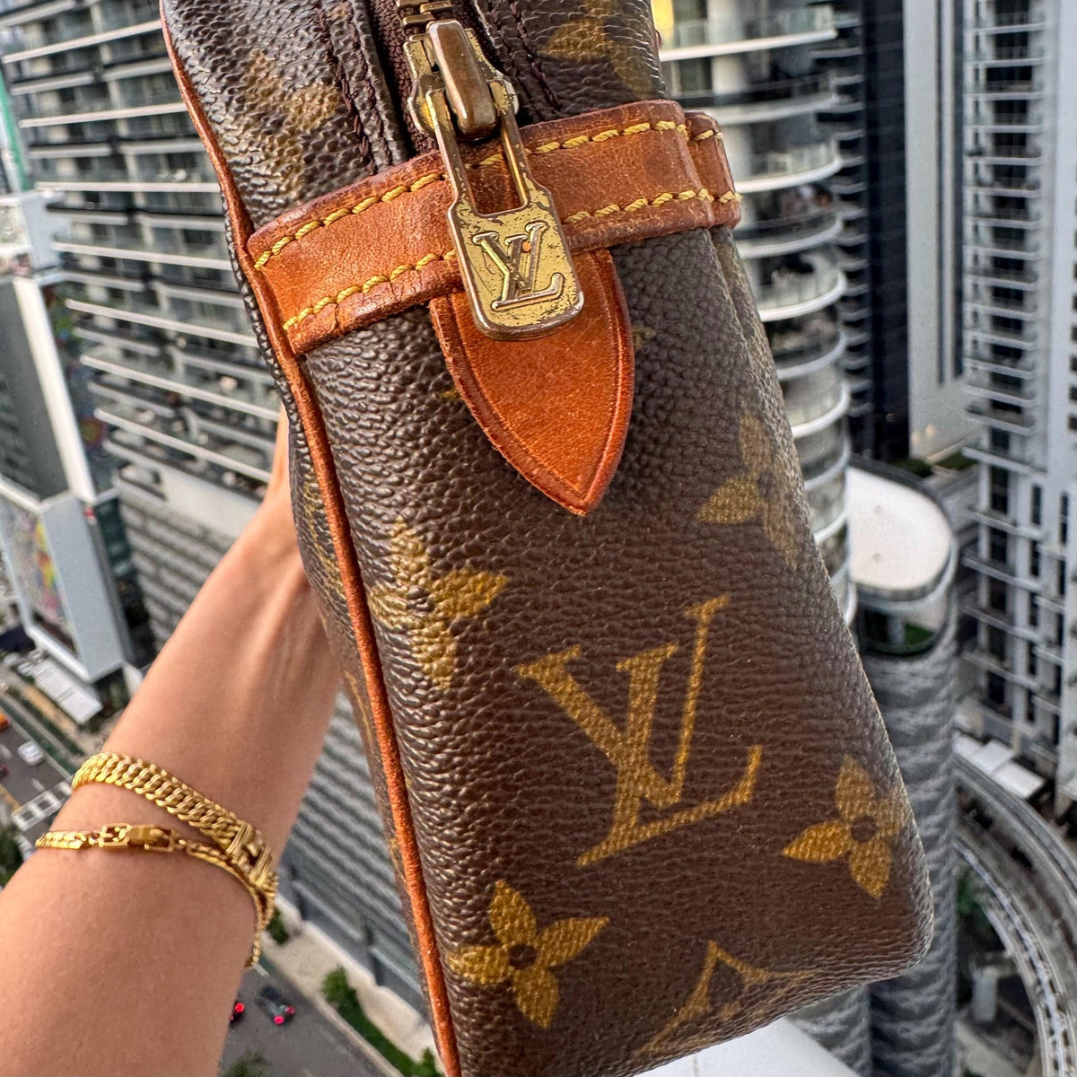 LOUIS VUITTON Compiegne 23 Clutch