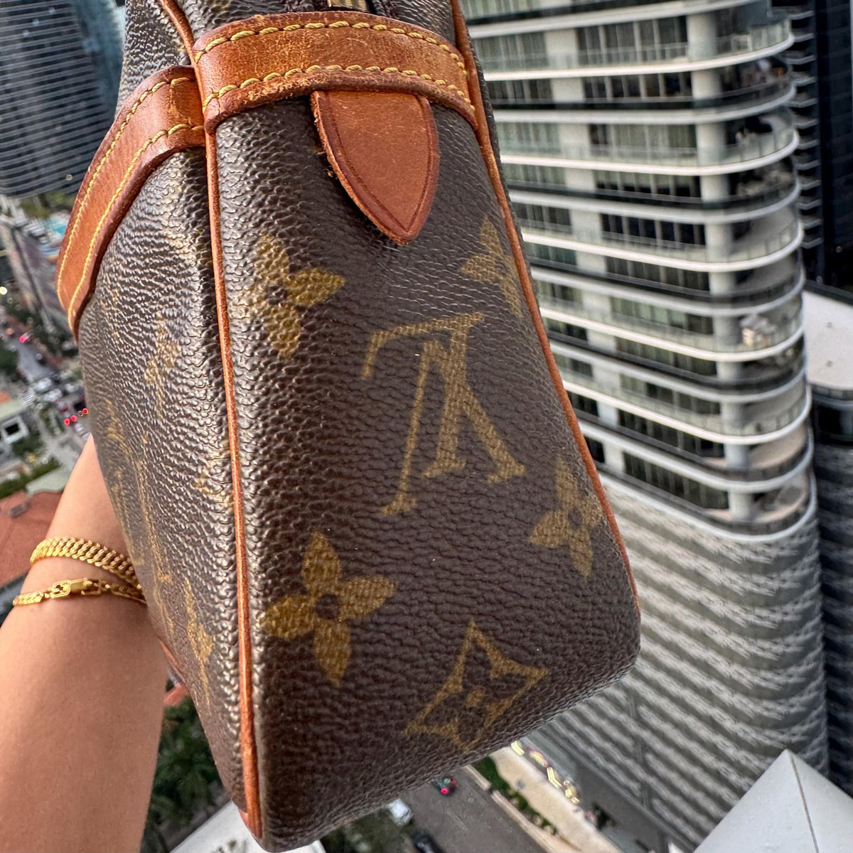 LOUIS VUITTON Compiegne 23 Clutch