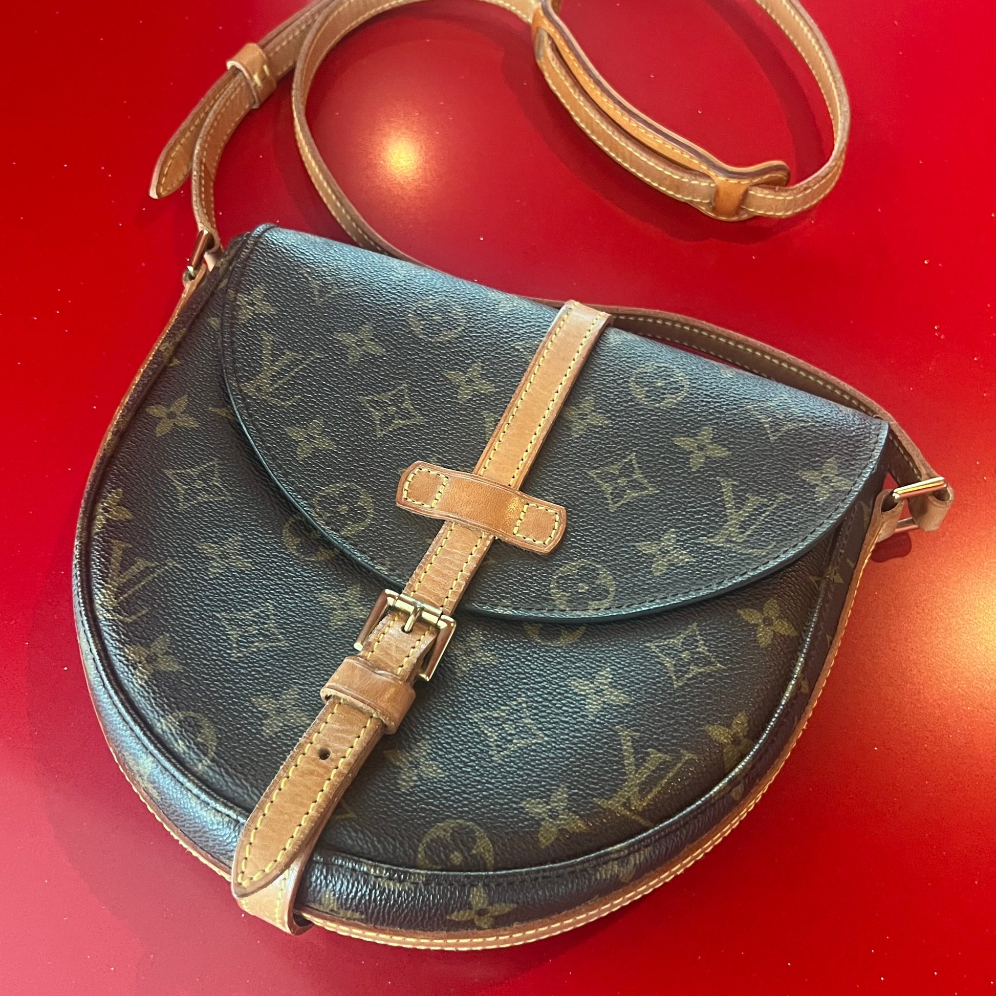 LOUIS VUITTON Chantilly Crossbody Bag – Sexy Little Vintage