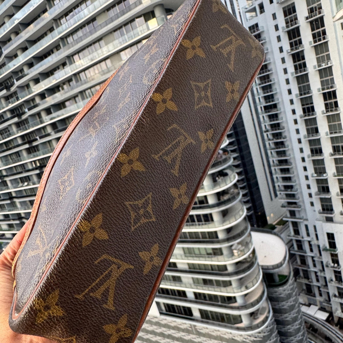 LOUIS VUITTON Compiegne 23 Clutch