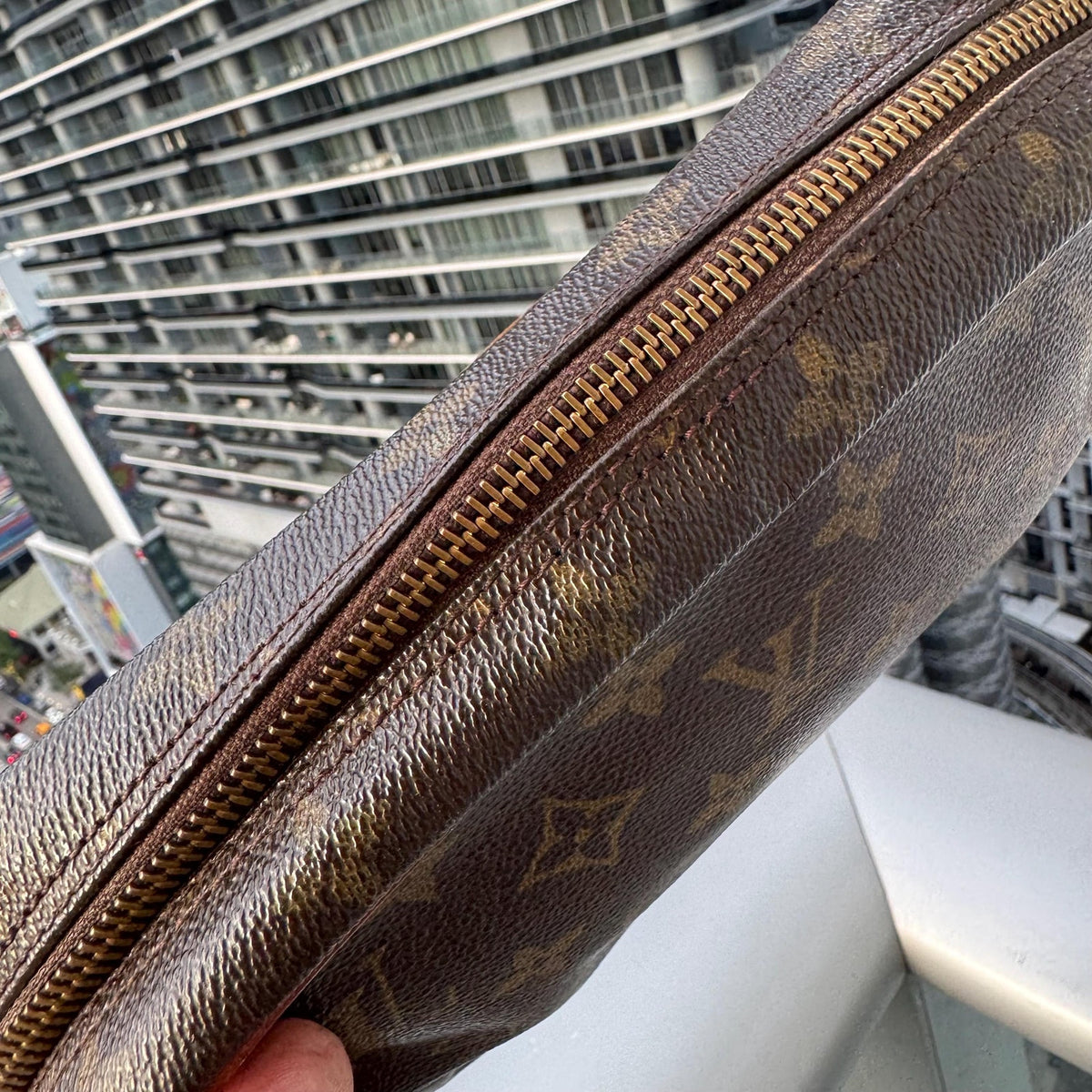 LOUIS VUITTON Compiegne 23 Clutch