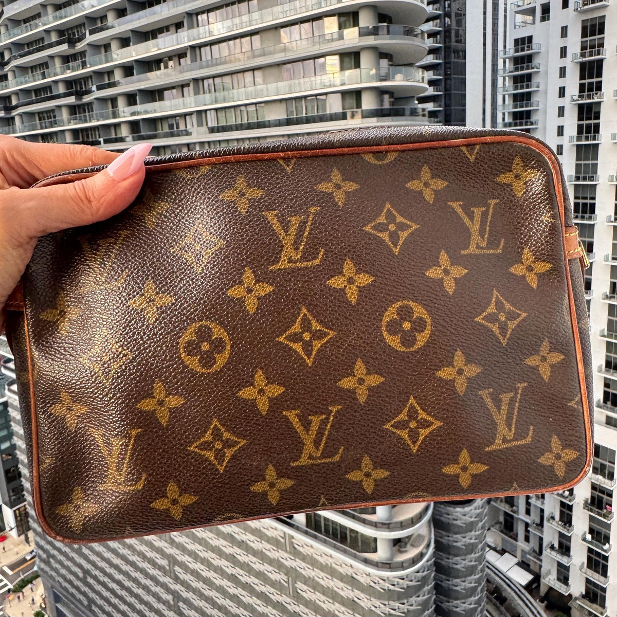 LOUIS VUITTON Compiegne 23 Clutch