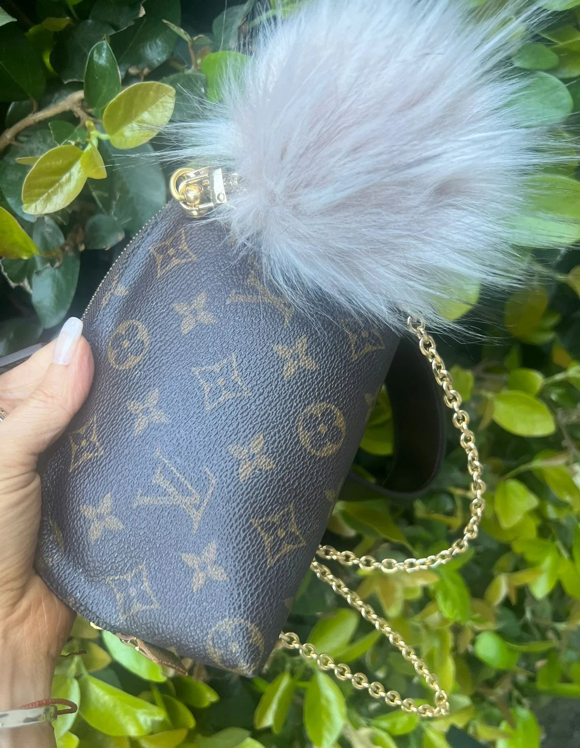 LOUIS VUITTON Clutch + Complimentary Accessories
