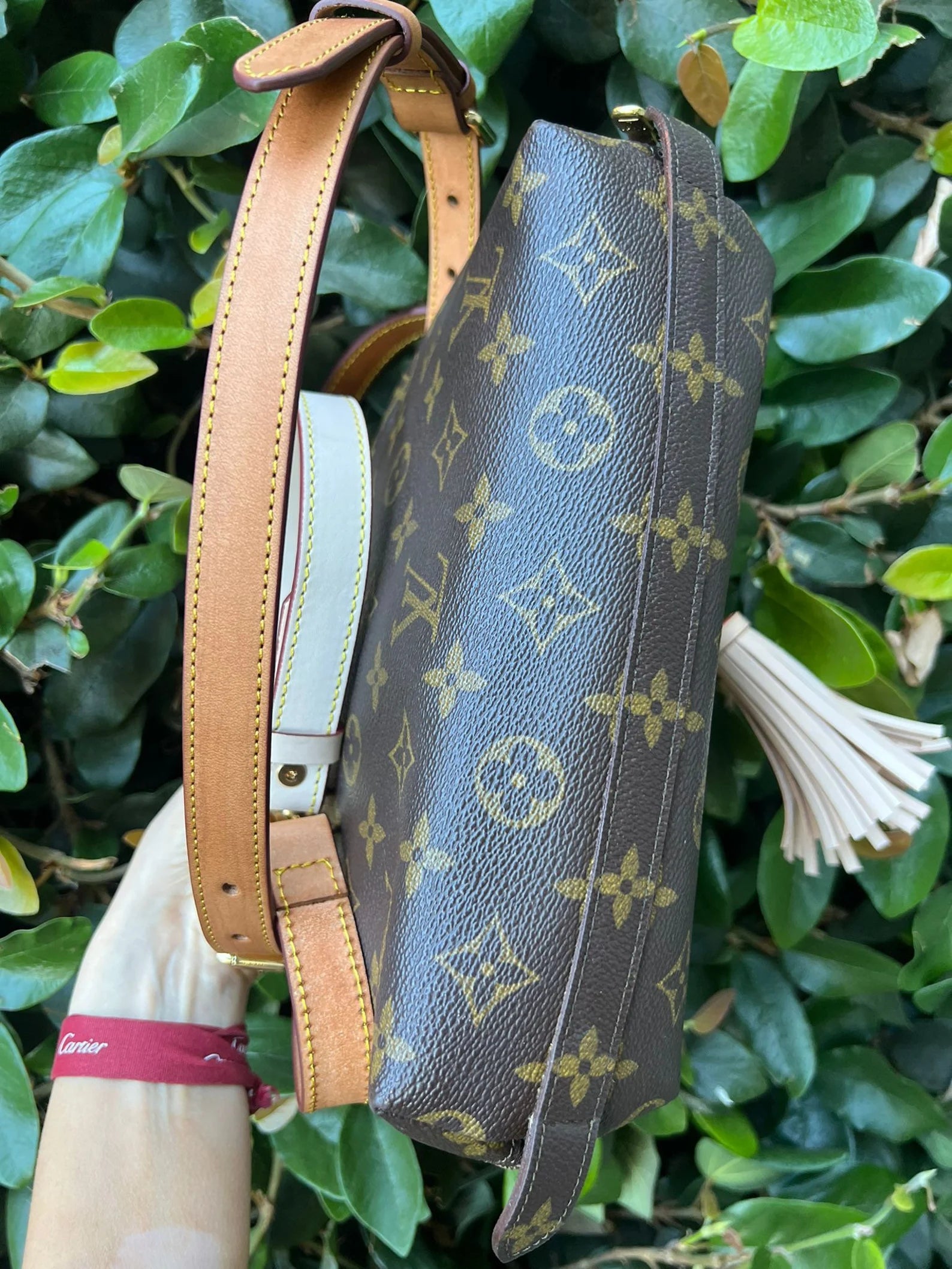 LOUIS VUITTON Trousse Demi Ronde Bag + Complimentary Accessories – Sexy  Little Vintage