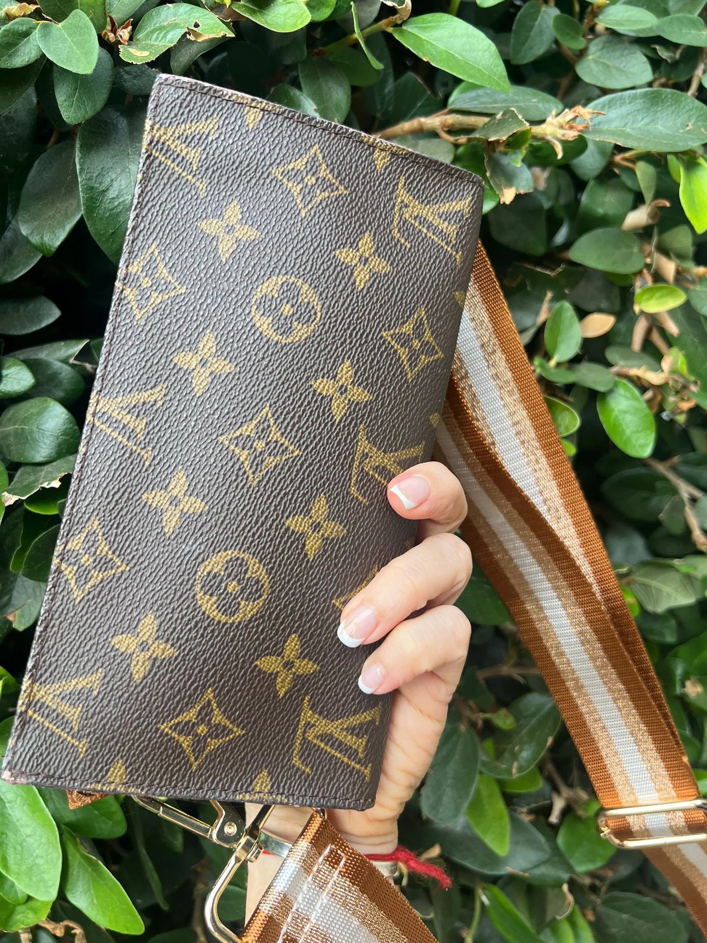 CERTIFIED AUTHENTIC LOUIS VUITTON  POUCH + Complimentary Strap - Restored